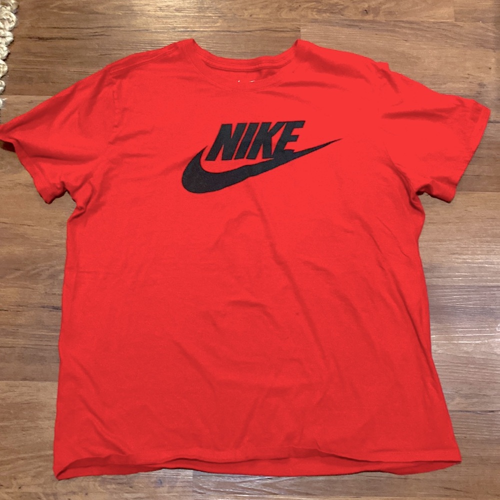 Classic Nike swoosh T-shirt in red